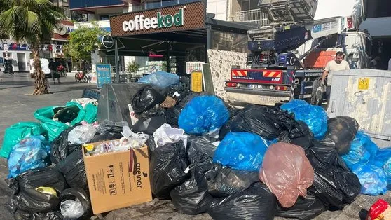 İzmir Karşıyaka’da çöp dağları önüne geçilemez bir hal aldı! Vatandaş isyanda: Fareler çıkmaya başladı