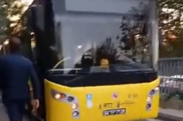 Yine İETT yine arıza! Okula gidemeyen bir öğrenci video çekip isyan etti