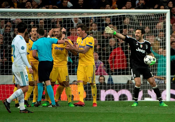 Juventus taraftarı Michael Oliver'ın peşini bırakmıyor-9