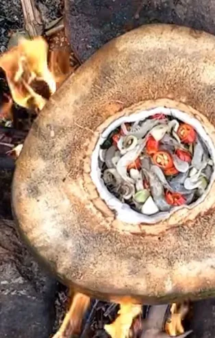 Hindistan cevizinin içinde öyle bir şey pişirdi ki! Gözlerinize inanamayacaksınız