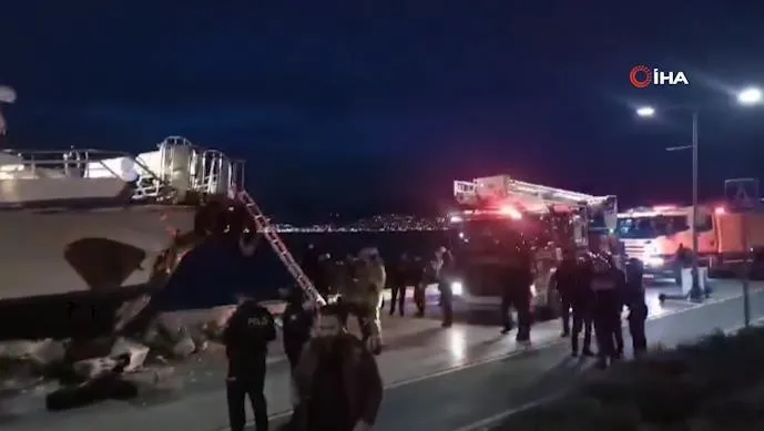 izmirde-kaptan-rahatsizlandi-yolcu-vapuru-karaya-carpti-a-haber-olay-yerinde-son-durum-ne-yarali-var-mi-1704816324579.jpeg İzmir'de kaptan rahatsızlandı yolcu vapuru karaya çarptı! A Haber olay yerinde: Son durum ne? Yaralı var mı?-2