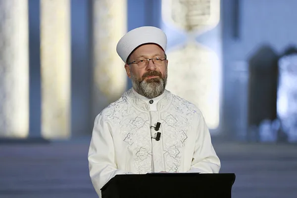 diyanet-isleri-baskani-ali-erbastan-camide-sohbet-ayasofyanin-yeniden-muminlerle-bulusmasi-vesilesiyle-sevinc-yasadik-1609616827256.jpg