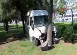 İstanbul'da servis aracı ağaca çarptı