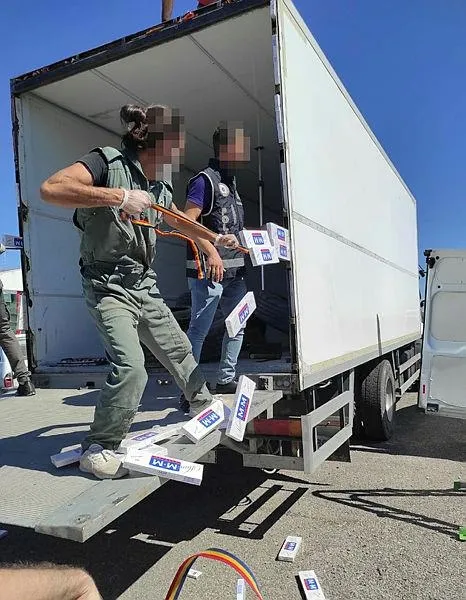 Son dakika: Van'da, 13 bin 800 paket kaçak sigara ele geçirildi! Dikkat çeken 1071 detayı-2