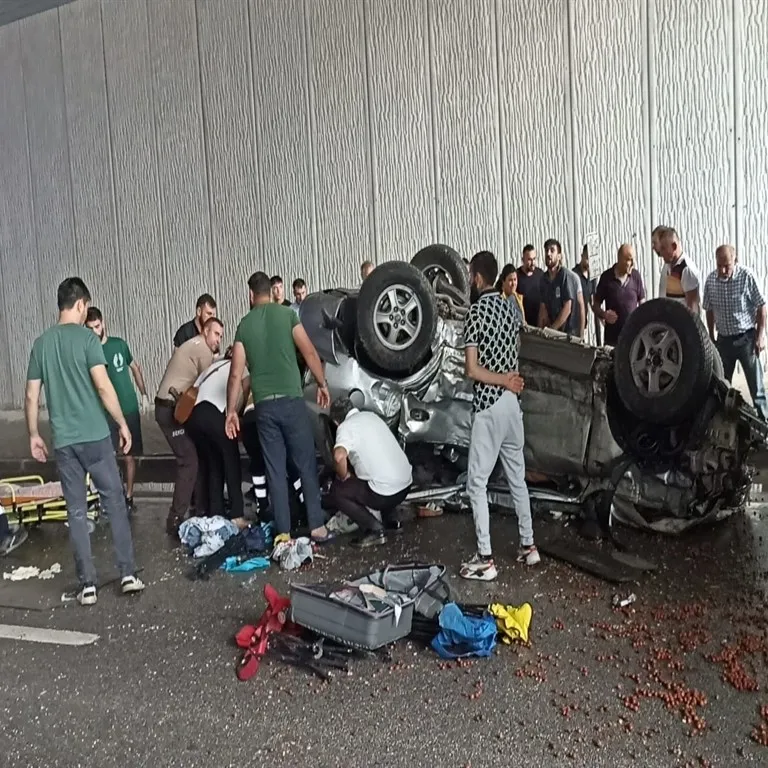Karşı yöne geçen otomobil TIR’a çarptı