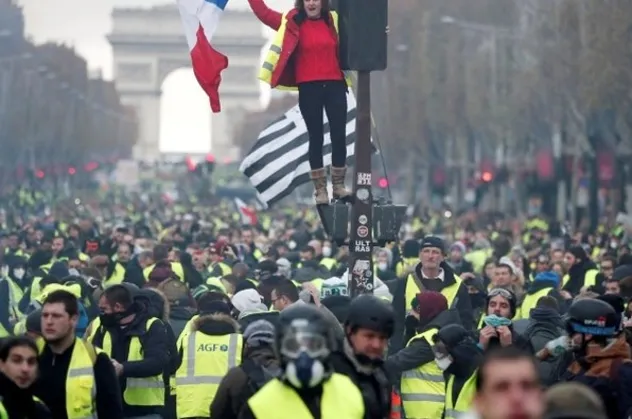 Paris'te sarı yeleklilere eylem yasağı