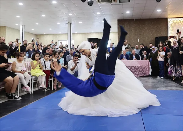 judocu-gelin-nikah-oncesi-damadi-yere-yapistirdi-1652089321638.jpg Judocu gelin nikah öncesi damadı yere yapıştırdı-5