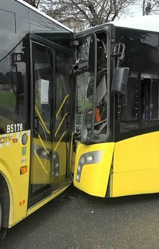 Başakşehir'de feci kaza! Aynı hattaki iki İETT otobüsü kafa kafaya çarpıştı