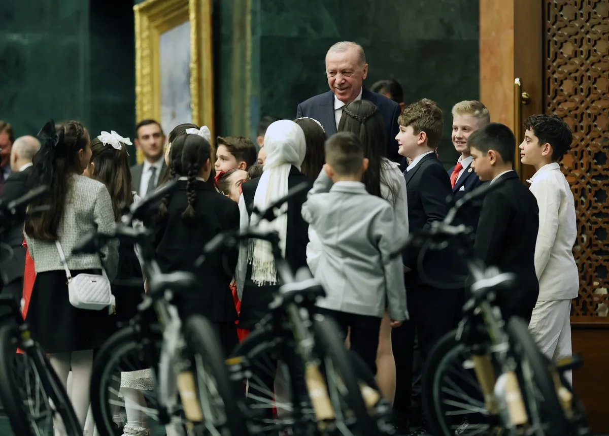 baskan-erdogan-asla-unutmayin-diyerek-uyardi-dijital-dunyadaki-tehlikelere-karsi-dikkatli-olun-gazzeli-cocukla-1776956304849.jpeg Başkan Erdoğan "Asla unutmayın" diyerek uyardı: Dijital dünyadaki tehlikelere karşı dikkatli olun | Gazzeli çocuklar için "dua" çağrısı-4