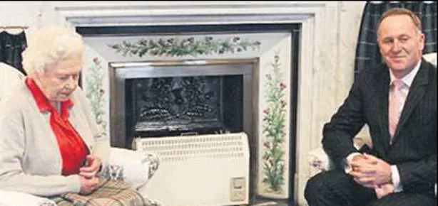 Kraliçe’nin ayakları sobayla ısınıyor