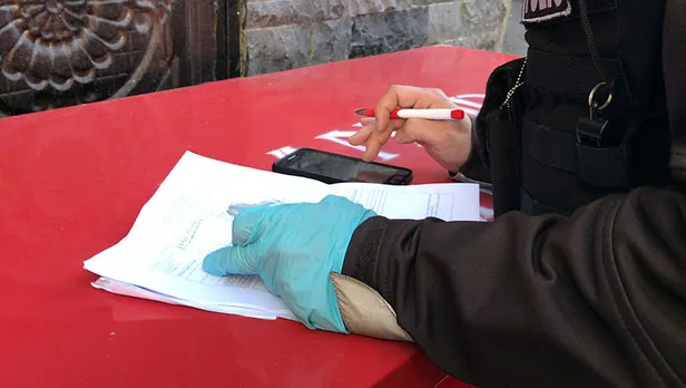 istanbul-beyoglunda-kisitlamayi-delen-8-kisiye-25-bin-200-lira-ceza-kesildi-1-kisi-gozaltina-alindi-1590476438433.jpg İstanbul Beyoğlu'nda kısıtlamayı delen 8 kişiye 25 bin 200 lira ceza kesildi! 1 kişi gözaltına alındı-1