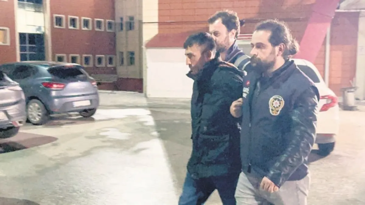 Katil deli rolü yapıyor