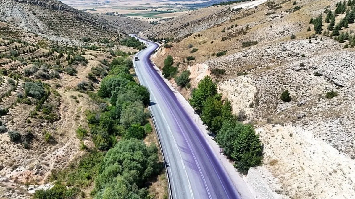 Afyonkarahisar'da yola boya döken iki firmaya yaklaşık 21 milyon TL ceza