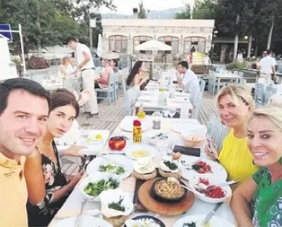 Aile boyu yemekteyiz