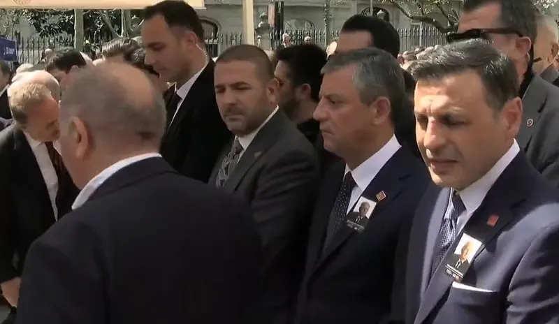 cenazede-mutlak-butlan-ruzgari-kemal-kilicdaroglu-ozgur-ozeli-pas-gecti-1776083557076.jpeg Cenazede mutlak butlan rüzgarı: Kemal Kılıçdaroğlu Özgür Özel'i "pas" geçti-3