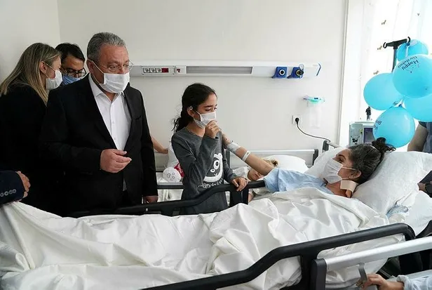 SON DAKİKA: Depremden 65 saat sonra kurtarılan Elif Perinçek ailesine kavuştu-4