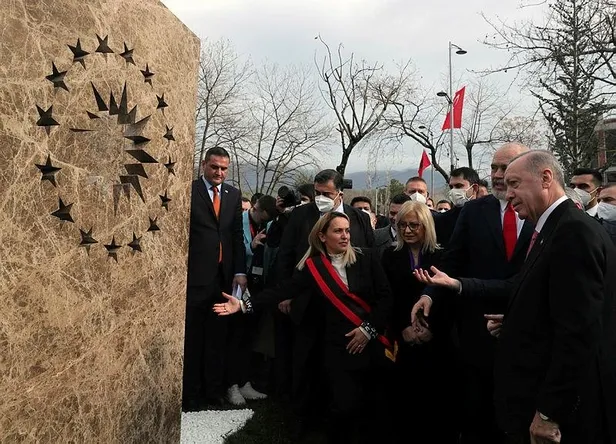 Başkan Erdoğan’ın adı Arnavutluk’ta bir meydana verildi-2