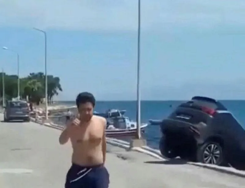Kafası attı!