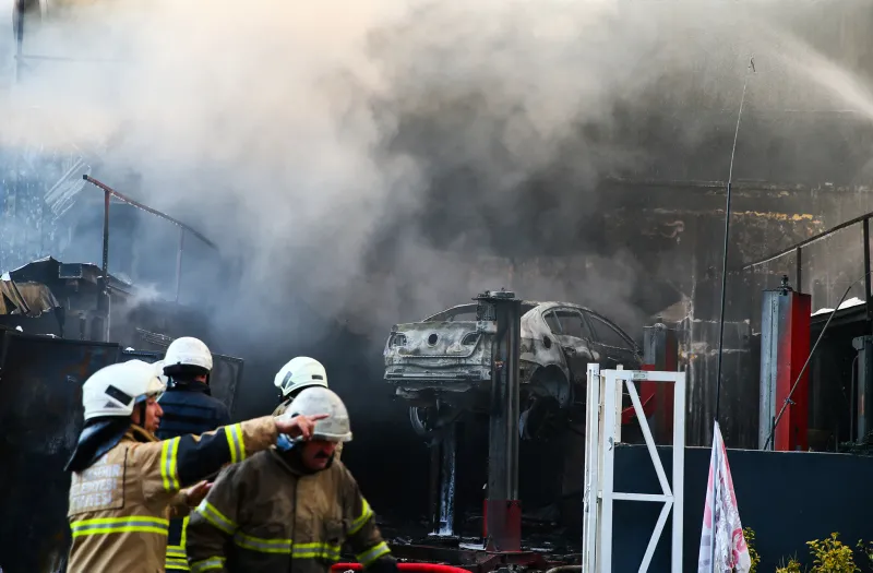 İzmir Çiğli'de korkutan yangın! Madeni yağ deposu alev alev yandı - 12