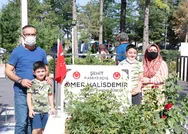 15 Temmuz kahramanı Şehit Ömer Halisdemirin kabrine ziyaretçi akını