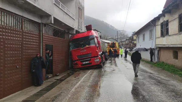 tir-kontrolu-kaybetti-once-elektrik-diregini-devirdi-sonra-evin-duvarina-carpti-1616573374123.jpg TIR kontrolü kaybetti! Önce elektrik direğini devirdi sonra evin duvarına çarptı-2