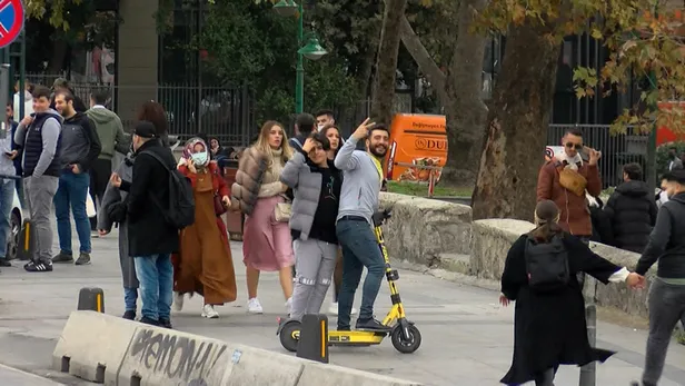 İstanbul'da scooter ihlalleri bitmek bilmiyor! Kimi köpeğiyle kimi arkadaşıyla bindi! İşte kural tanımayan scootercılar-8