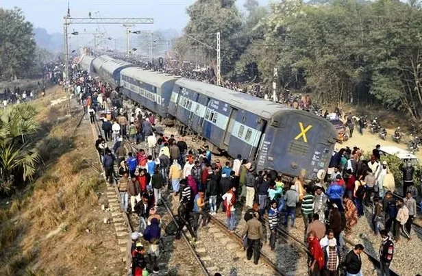 Hindistan'da tren raydan çıktı, çok sayıda ölü var-1