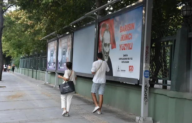 9-eylul-izmirin-kurtulusu-ile-ilgili-skandal-afise-ak-partiden-sert-tepki-sehit-ve-gazilerimizin-kemiklerini-s-1661200053354.jpeg 9 Eylül İzmir'in kurtuluşu ile ilgili skandal afişe AK Parti'den sert tepki: Şehit ve gazilerimizin kemiklerini sızlatmıştır-2