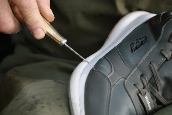 afyonkarahisarin-cay-ilcesinde-29-yildir-ayakkabi-tamiri-ve-kilif-imalati-yapan-husamettin-gungorun-15-metrekarelik-dukkanina-devlet-bile-sasirdi-1607672364390.jpg Afyonkarahisar'ın Çay ilçesinde 29 yıldır ayakkabı tamiri ve kılıf imalatı yapan Hüsamettin Güngör'ün 1,5 metrekarelik dükkanına devlet bile şaşırdı-9