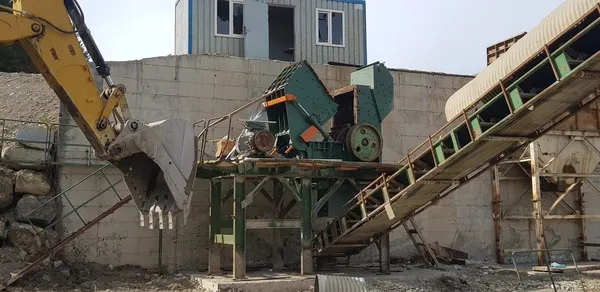 iki-iscinin-feci-olumu-tas-kirma-makine-sikistilar-1615381829225.jpg İki işçinin feci ölümü! Taş kırma makine sıkıştılar-5
