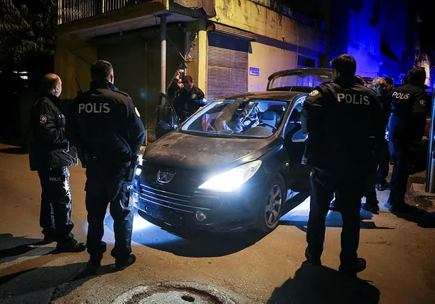 Adana'da dur ihtarına uymayan araç 8 kilometre boyunca kovalandı-2