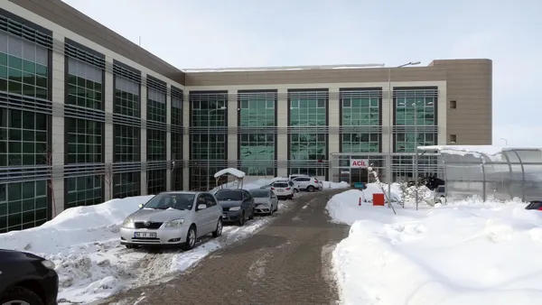 yuksek-tansiyon-ve-diyabet-hastasi-yangin-merdiveninde-olu-bulundu-1643722984479.jpg Yüksek tansiyon ve diyabet hastası yangın merdiveninde ölü bulundu-4