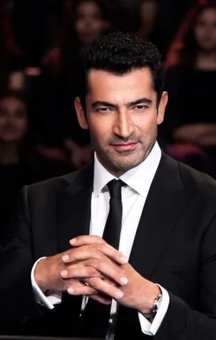 Yaşamıyoruz resimlerimiz fotoğraflarımız kadar yaşamıyoruz repliğinin geçtiği Bir Adam Yaratmak adlı tiyatro eserinin...