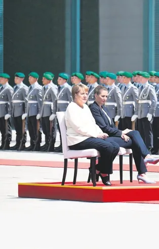 Almanya Başbakanı Angela Merkel Alman milli marşını sandalyede dinledi