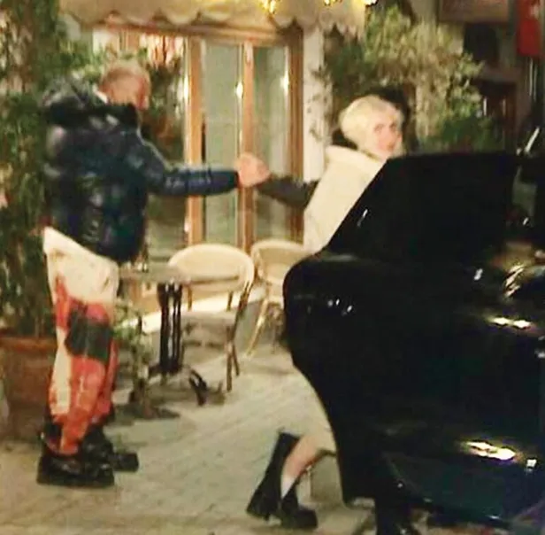 once-seranay-sonra-aleyna-haldun-demirhisar-kimdir-kac-yasinda-aleyna-tilki-ile-goruntulenen-haldun-demirhisar-evli-mi-esi-kim-1640334784007.jpg Aleyna Tilki ile görüntülenen Haldun Demirhisar evli mi, eşi kim? Önce Seranay sonra Aleyna! Haldun Demirhisar kimdir, kaç yaşında?-3