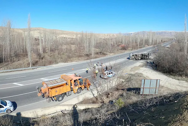 malatyada-freni-patlayan-kamyon-devrildi-6-yarali-1612624609874.jpg Malatya'da freni patlayan kamyon devrildi: 6 yaralı-3