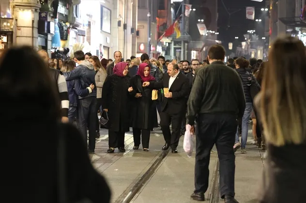 Bakan Varank ve Selçuk İstiklal caddesinde yürüyüş yaptı