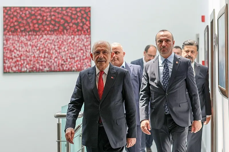 ayni-imzalar-yine-sahnede-ozgur-ozele-edebiyatci-kalkani-1780172694647.jpeg Aynı imzalar yine sahnede: Özgür Özel'e edebiyatçı kalkanı! TSK’yı hedef alan bildiri hattı bu kez CHP kavgasında sahne aldı-4