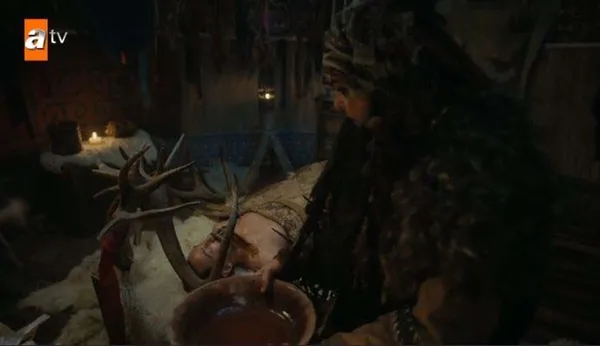 kam-kadin-arcuray-batugayi-orhunun-suyu-kil-ve-atesle-iste-boyle-tedavi-etti-1652821408833.jpg Kam Kadın Arçuray; Batuga’yı Orhun’un suyu, kil ve ateşle işte böyle tedavi etti!-5