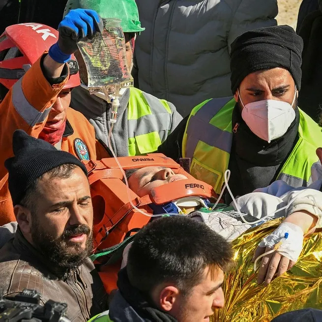 17 yaşındaki Aleyna Ölmez depremden 248 saat sonra enkazdan sağ çıkarıldı: Başkan Erdoğan ailesiyle görüştü