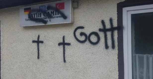 Almanya'da camilere ve Müslümanlara iğrenç saldırı! Kutsallara hakaret içeren zarflar gönderildi