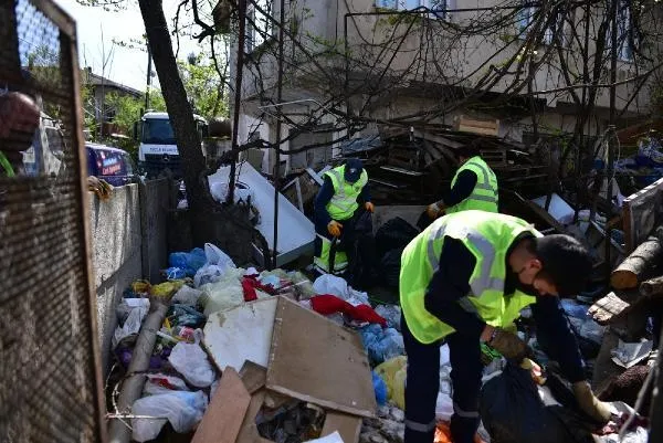 Bahçesinde 16 ton çöp biriktirdi! Ekipler temizleyince gözleri doldu-3