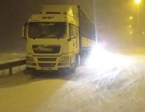 Bazı kara yolları kardan ulaşıma kapandı