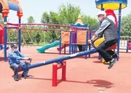 65 yaş üstü vatandaşlar soluğu çocuk parkında aldı