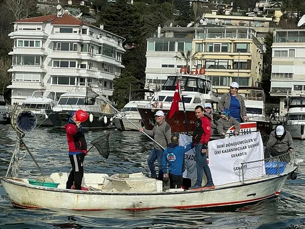 denizden-balik-yerine-bakin-ne-cikti-bebek-sahilde-sergilendi-1645352029488.jpg Denizden balık yerine bakın ne çıktı! Bebek sahilde sergilendi-2