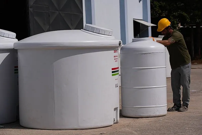 Su kesintileri İzmirlileri su deposu almaya yöneltti. (AA)