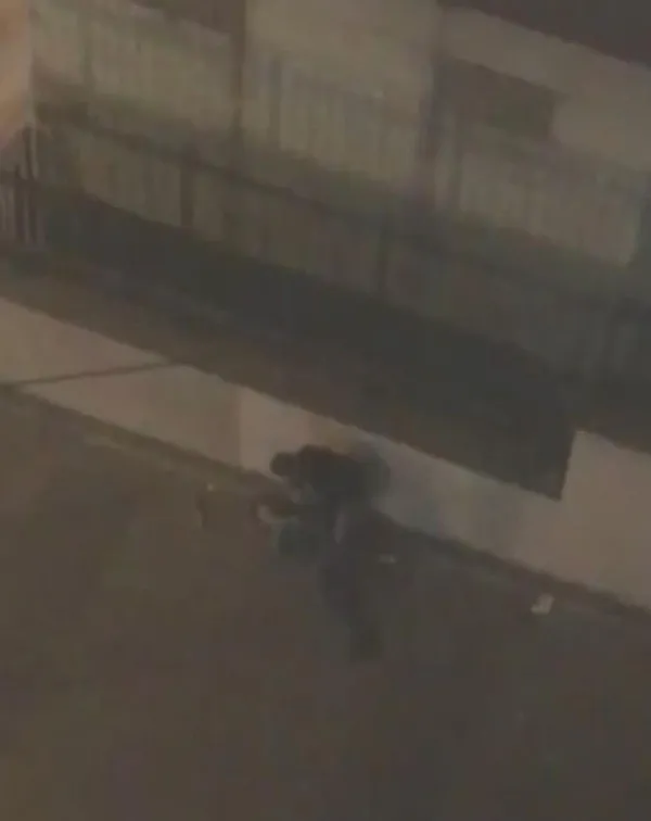 ogrencisine-cinsel-icerikli-video-yolladi-ogretmeni-sokak-ortasinda-dovduler-1652456309975.jpg Öğrencisine cinsel içerikli video yolladı! Öğretmeni sokak ortasında dövdüler-4