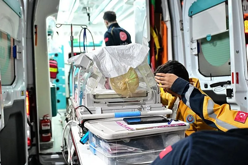 ʺYenidoğan çetesiʺ ile ilgili olarak ruhsatı iptal edilen Özel Beylikdüzü Medilife Hastanesi'ndeki hastalardan bazıları taburcu edilirken, aralarında yenidoğanların da olduğu hastalar Sağlık Bakanlığına bağlı ambulanslarla çevre hastanelere sevk edildi. (AA)