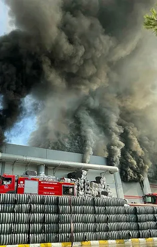 Uşak'ta fabrika yangını! Dumanlar gökyüzünü kapladı