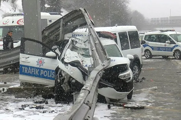 İstanbul'da feci kaza! Sivil polis aracı, trafik polisi aracına çarptı! Yaralılar var